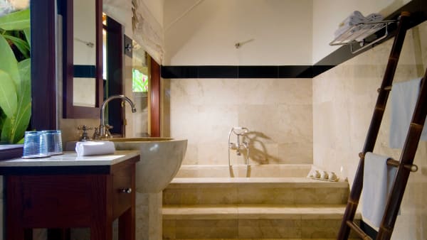 Villa Alamanda - The Red bedroom ensuite